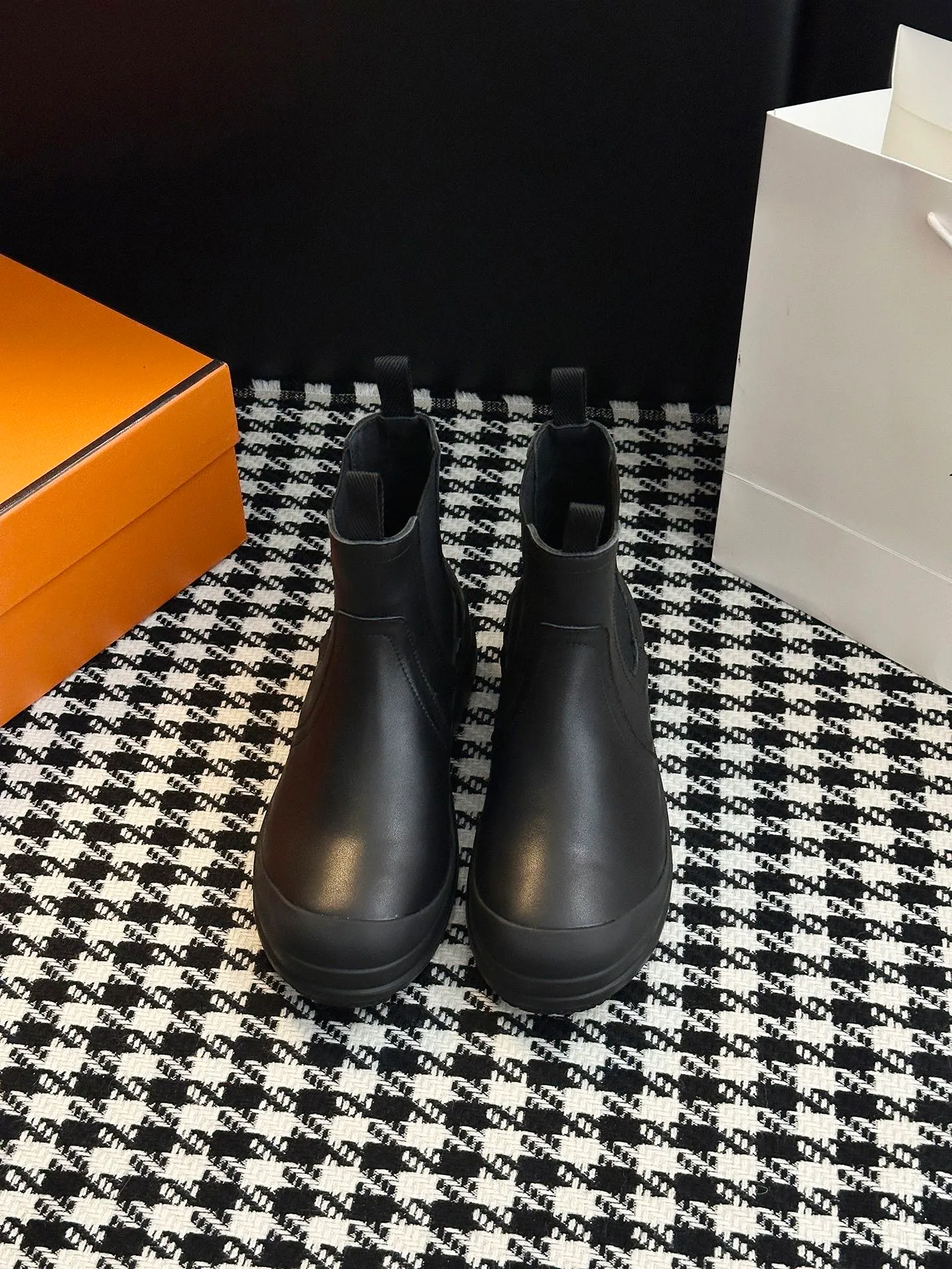 👟👟Ex-factory price 700👟👟 【𝐇𝐄𝐑𝐌𝐄𝐒Ankle boots】Exquisite workmanship, classic and yet individual, matching college style & simple style. yyds The key point is that it makes you taller and slimmer, which is really good news for small people. It makes you look slimmer and taller than ever yyds, good-looking ➢Shoe upper material: original customized cowhide + Yangjing noodles ➢Inner material: cowhide lining ➢Outsole material: original rubber sole ➢Color selection: black cowhide, black Yangjing, nude Yangjing ➢Optional code number: 35-40 (customized 40 is not returnable)